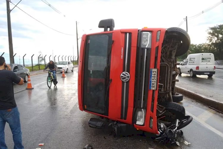 Acidente entre caminhão e moto com vítimas impacta na BR-040, na Grande BH