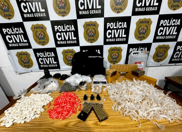 Drogas e acessórios para arma de fogo são encontrados em apartamento em JF