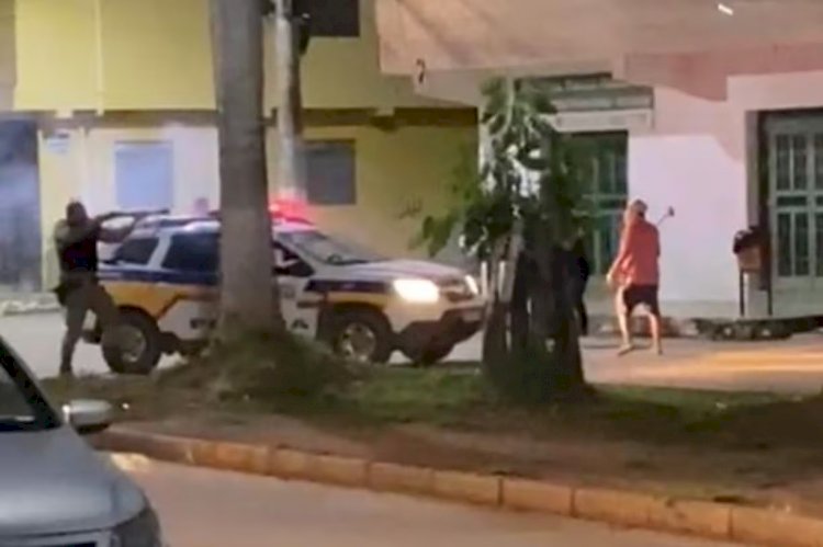 Vídeo: Idoso armado com marreta e facão é contido pela PM com tiros de borracha