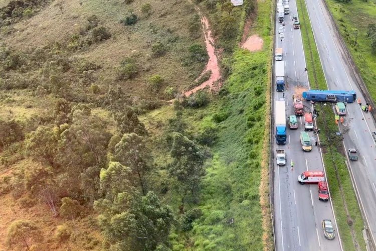 Ônibus capota na BR-381 e 18 pessoas ficam feridas; criança está em estado grave