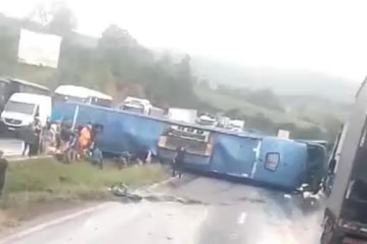 Ônibus capota na BR-381 e 18 pessoas ficam feridas; criança está em estado grave