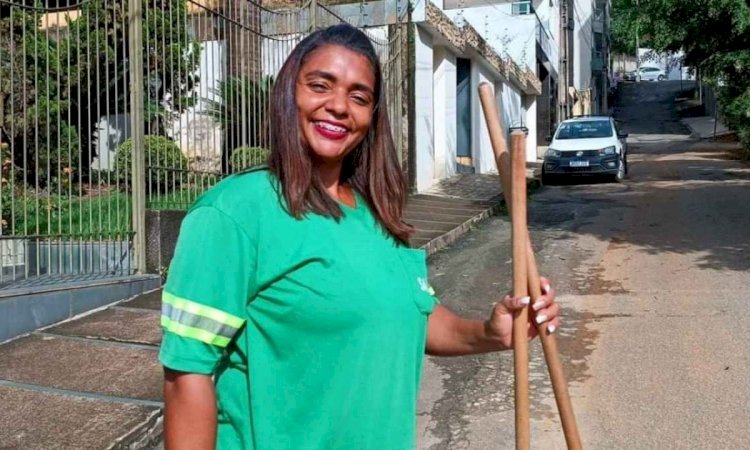 Mulher que trabalha como gari conquista diploma de direito em Manhuaçu