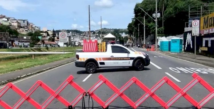 Interdição de trecho da Avenida Brasil causa engarrafamento em pontos da cidade