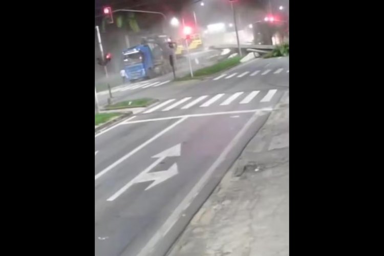 Vídeo: carreta ignora altura e derruba passarela com ciclista no Espírito Santo