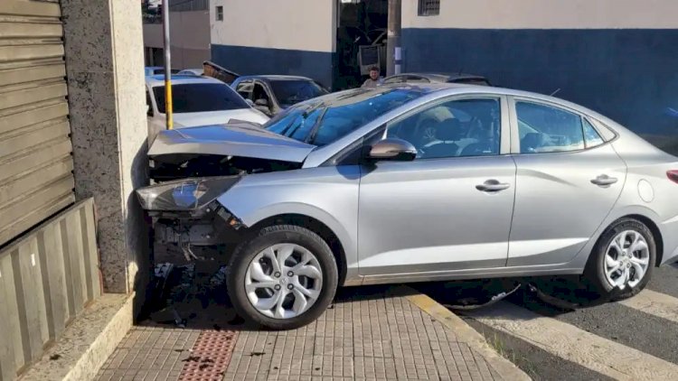 Passageira puxa freio de mão, motorista de HB20 perde controle e atinge lanchonete no bairro Prado