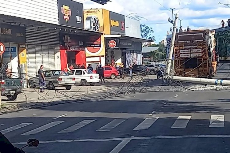 Caminhão derruba poste e complica trânsito na Zona Norte