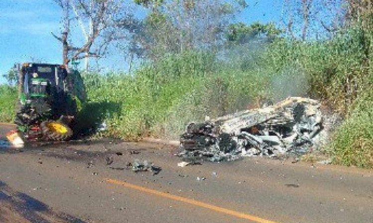 Carro pega fogo ao bater em trator e duas pessoas morrem no Centro-Oeste de MG