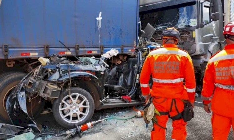 Engavetamento entre três carretas e quatro veículos fere seis pessoas