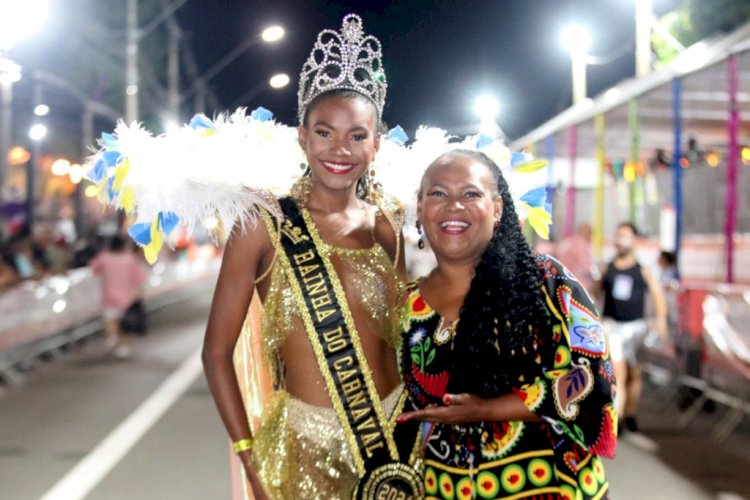 Gerações familiares se unem pelo amor ao carnaval na Passarela do Samba