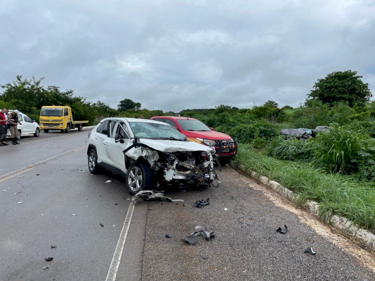 Grave acidente entre dois carros deixa mortos e feridos na MGC-135, em Montalvânia