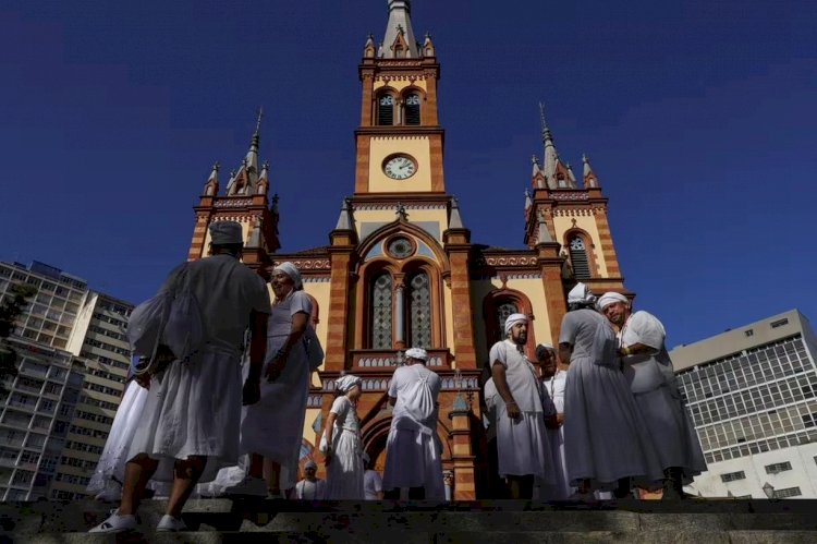 Baianas Ozadas abre cortejo com lavagem da escadaria da igreja de São José