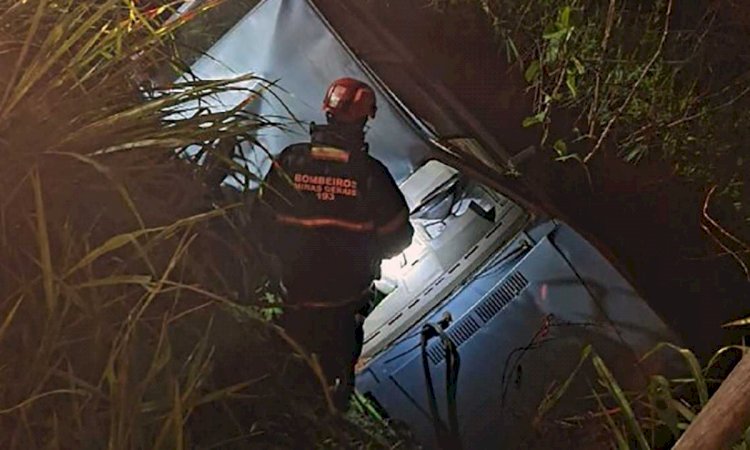 Motorista dá ré no carro e capota em barranco em Conselheiro Lafaiete