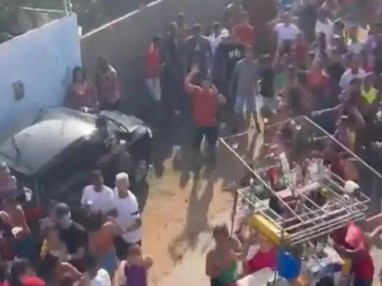 Boi descontrolado invade bloco de Carnaval e deixa feridos. Veja vídeo