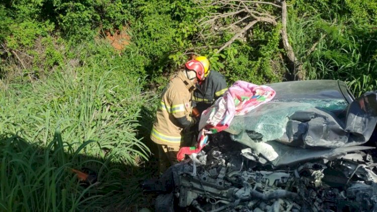 Acidente entre caminhão e carro com família deixa mãe morta e pai e filhos feridos na MGC-122, em Janaúba