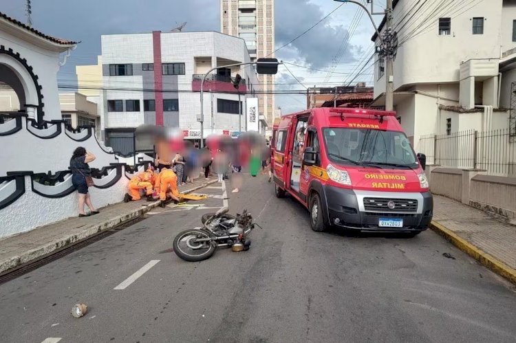 Carro bate em moto, deixa motociclista gravemente ferido, e motorista foge em MG