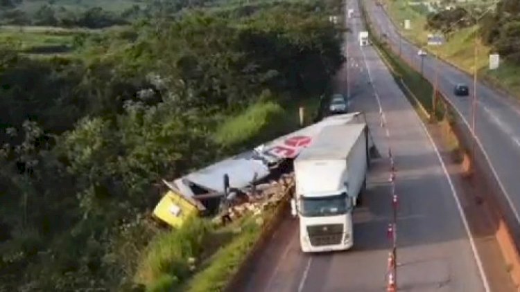 Vídeo: acidente entre carreta com 20 toneladas de café e carro interdita Fernão Dias