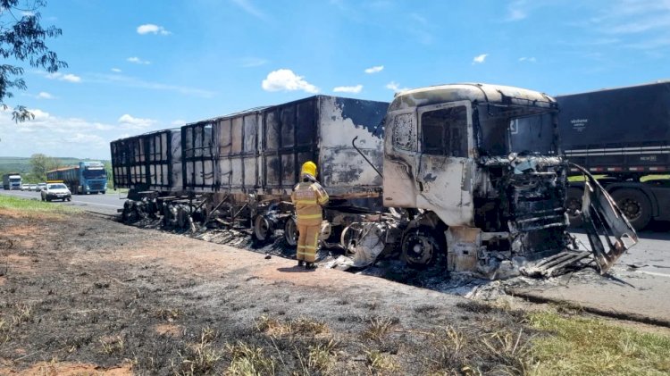 Carreta pega fogo na BR-153 e mobiliza bombeiros de Ituiutaba