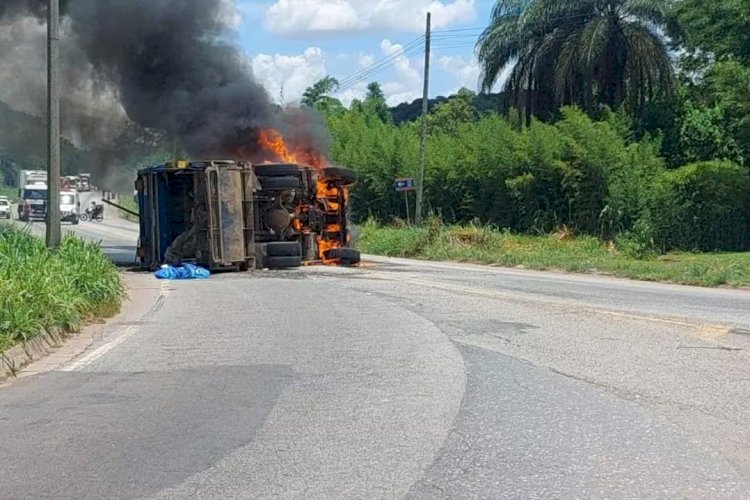 Caminhão de lixo tomba, pega fogo e complica o trânsito na BR-381 em Sabará