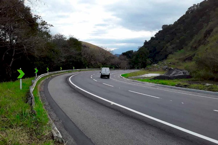 Caminhão que transportava verduras tomba e interdita parcialmente BR-040