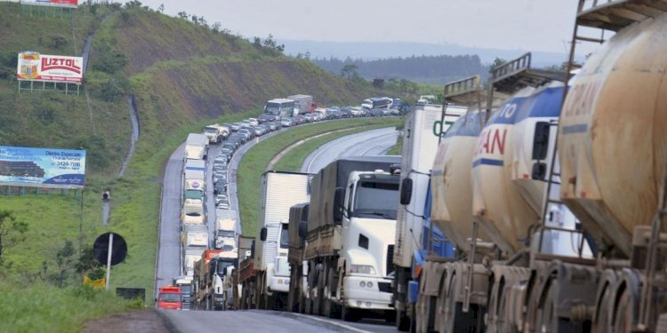 Ainda está na estrada? Rodovias mineiras têm 39 bloqueios nesta quinta-feira