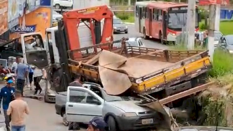 Vídeo: caminhão perde controle e atinge vários veículos em Ribeirão das Neves, na Grande BH