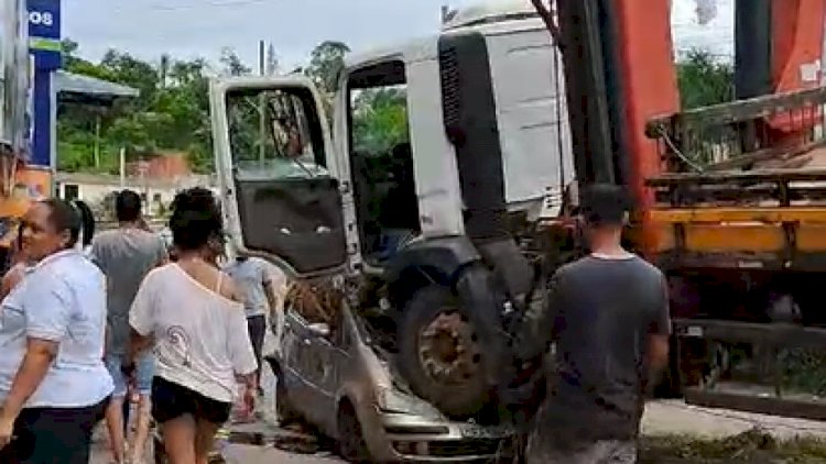 Vídeo: caminhão perde controle e atinge vários veículos em Ribeirão das Neves, na Grande BH