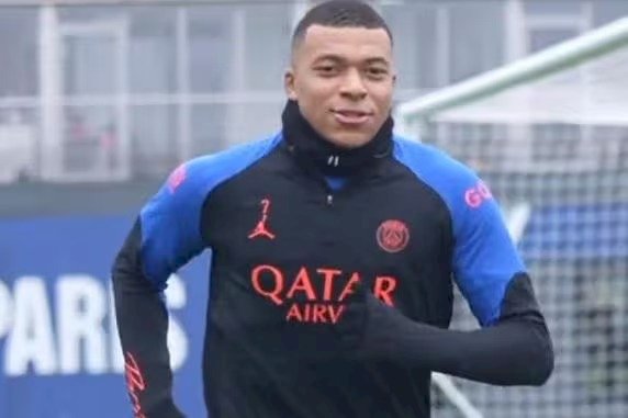 Mbappé comunica saída ao PSG e deixará clube de graça no final da temporada