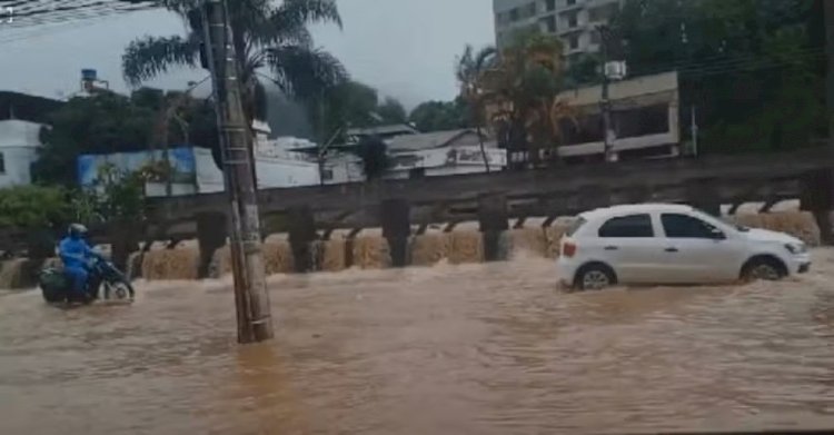 VÍDEO: córregos transbordam em tarde com novo temporal em Juiz de Fora