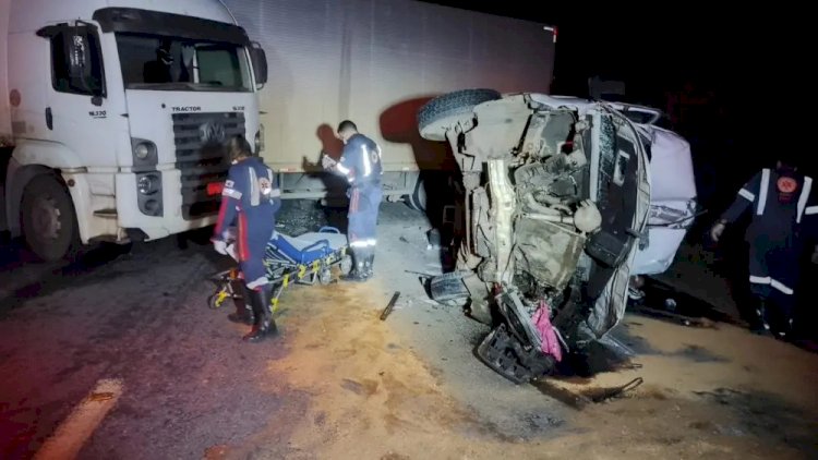 Acidente entre van e caminhão deixa, pelo menos, 3 mortos na BR-251, em Montes Claros