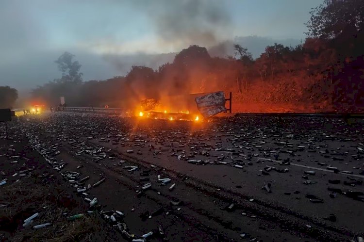 BR-381 é interditada após carreta tombar, pegar fogo e matar motorista em MG