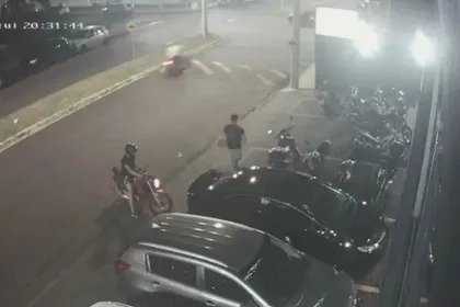 VÍDEO: Câmera flagrou momento em que motociclista bate em carro durante perseguição da polícia em Uberlândia