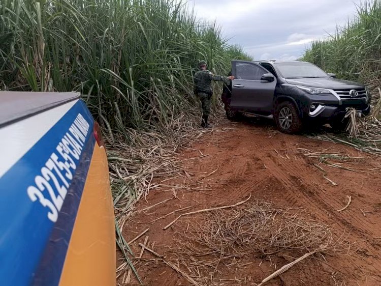 Caminhonete blindada, aliança de 18 quilates e carimbos: médica é feita refém, tem objetos roubados e abandonada em estrada