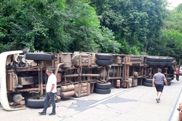 Motorista fica ferido após caminhão tombar na Serra de Petrópolis