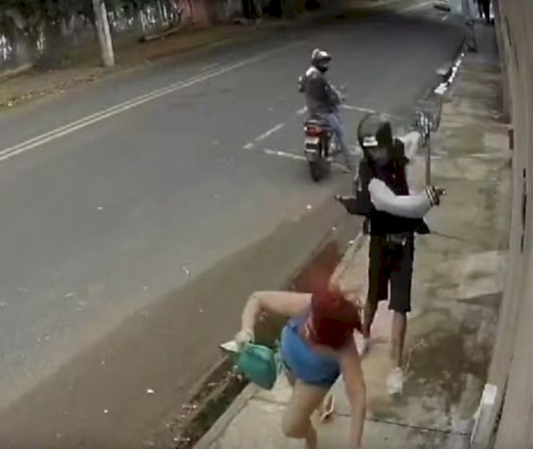 VÍDEO: Mulher tenta impedir roubo de bolsa e acaba levando rasteira de bandido em MG