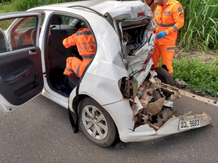 Acidente entre caminhão e carro deixa feridos na BR-267