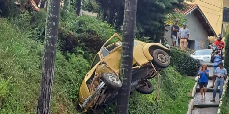 VÍDEO: acidente com Idoso inabilitado termina com fusca preso entre coqueiro e barranco