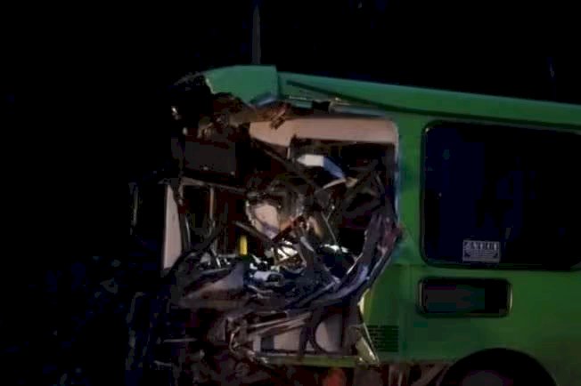 Acidente entre carreta e ônibus deixa feridos na Grande BH