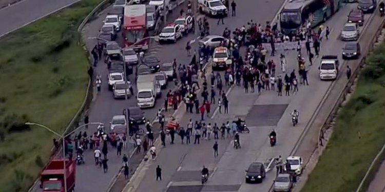 Passageiros fecham Linha Verde para protestar contra empresas de ônibus da Grande BH