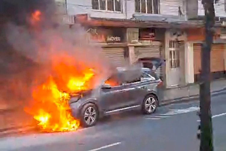 VÍDEO: Carro pega fogo na Avenida Rio Branco