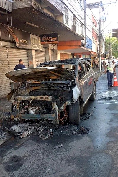 VÍDEO: Carro pega fogo na Avenida Rio Branco