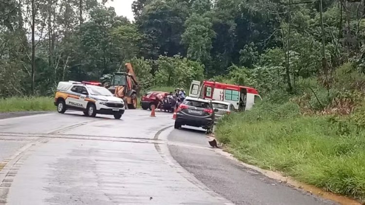 Duas pessoas morrem após batida entre carros na BR-179, em São João da Mata