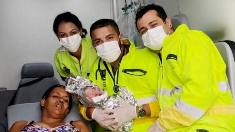 Mãe entra em trabalho de parto dentro de coletivo, e bebê nasce em ambulância na Grande BH