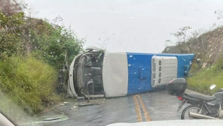 Ônibus tomba na MG-129 e interdita o trânsito na Estrada Real