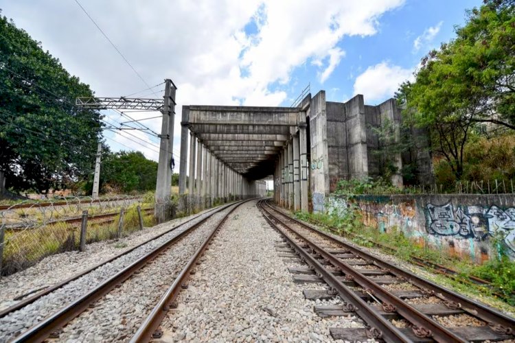 Corpo é encontrado amarrado e carbonizado perto de estação de metrô em BH