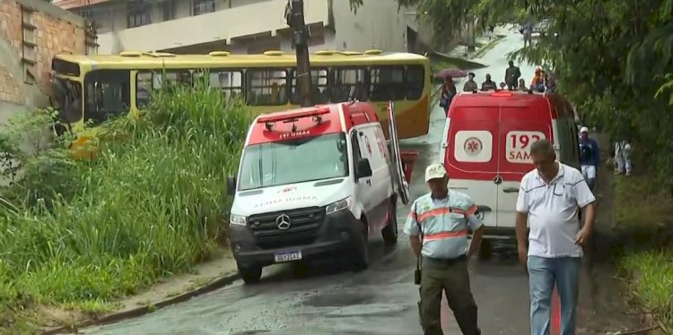 Ônibus bate em muro de residência e deixa pelo menos 11 feridos no Barreiro