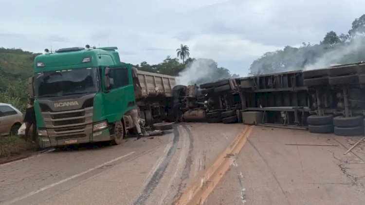 Batida entre duas carretas interdita totalmente a BR-040, em Congonhas