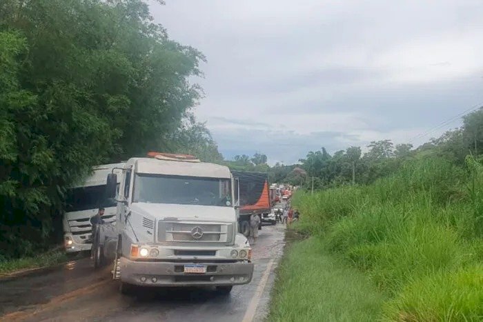 MG-353 fica interditada durante uma hora após derrapamento de carreta