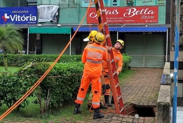 Homem cai em buraco de 8 metros após calçada ceder