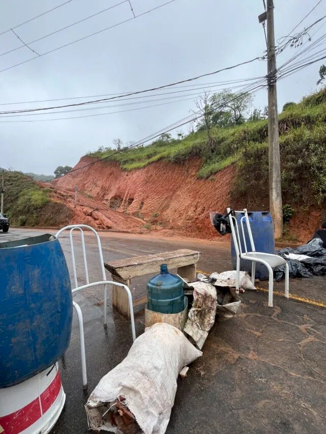 Deslizamento de terra no Linhares gera protesto de moradores