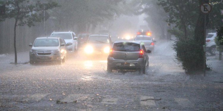 Todas as cidades de Minas estão sob alerta de chuvas intensas nesta sexta